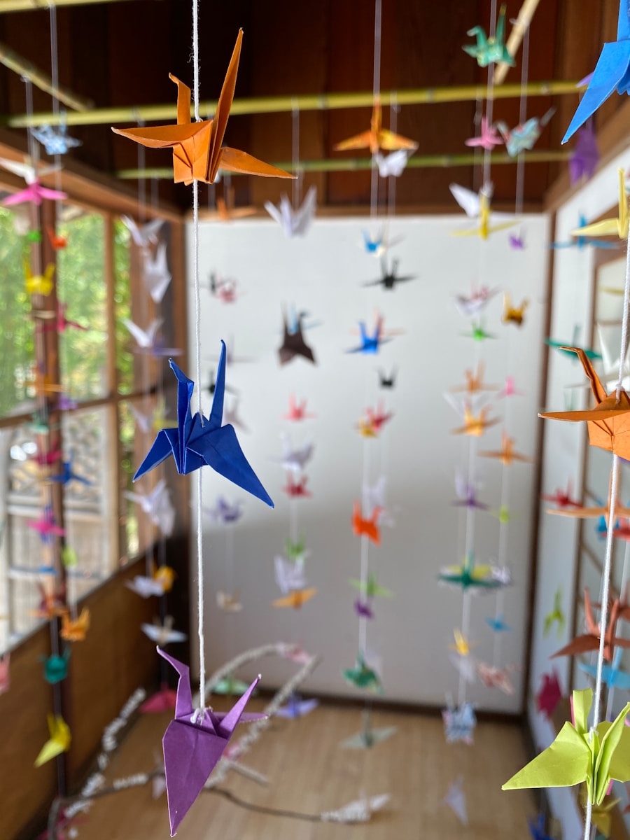 Guirlande d’origami colorée fabriquée par des enfants lors d’un atelier créatif à Hourtin